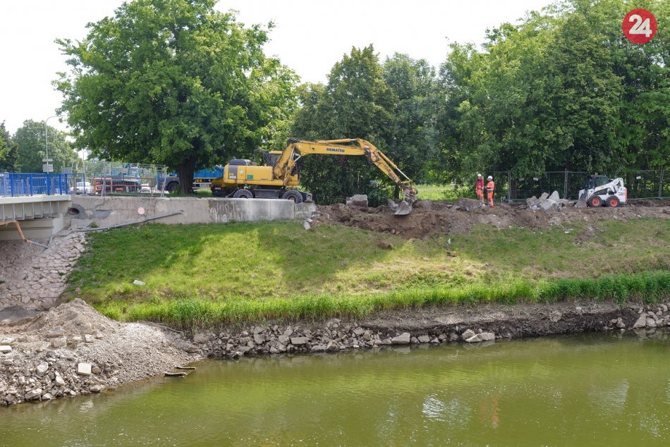 Ilustračný obrázok k článku Brehy rieky Nitra prepojí cyklolávka: Práce pokračujú aj na výstavbe chodníka, FOTO