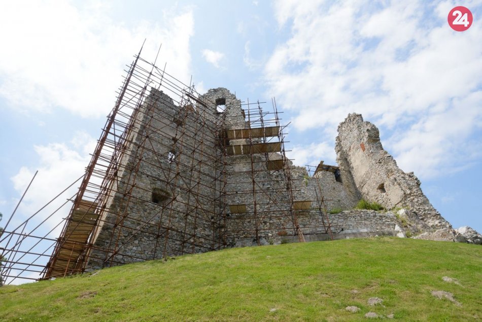 Ilustračný obrázok k článku Lákadlá pre turistov: V Nitrianskom kraji vyhľadávajú najmä zrúcaniny hradov