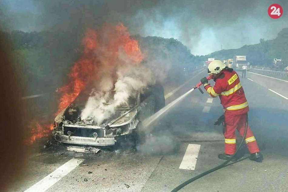 Ilustračný obrázok k článku Dráma na R1 pri Nitre: Osobné auto skončilo v plameňoch, FOTO