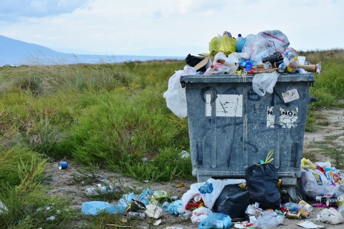Ilustračný obrázok k článku Koniec odpadovej turistiky? Za vyhadzovanie smetí mimo bydliska hrozí pokuta