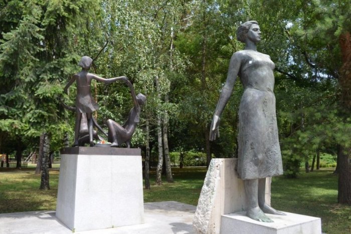Ilustračný obrázok k článku Socha matky v mestskom parku sa dočká obnovy: Nahradí ju bronzový odliatok