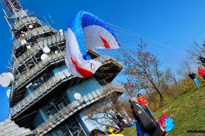 Ilustračný obrázok k článku Nad Nitrou budú opäť lietať paraglidisti: Zobor cup napíše ďalší ročník