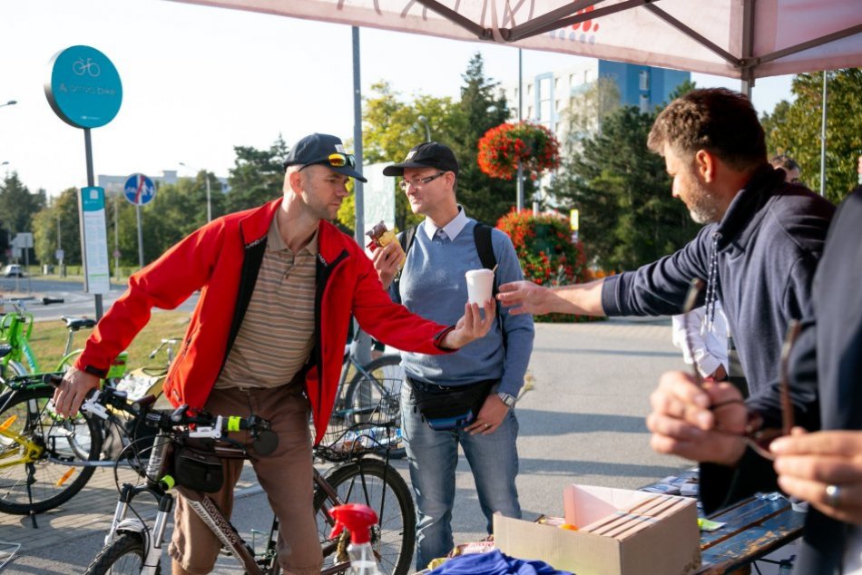 Ilustračný obrázok k článku Šliapnuť do pedálov sa im oplatilo: Cestou mestom čakali cyklistov chutné raňajky