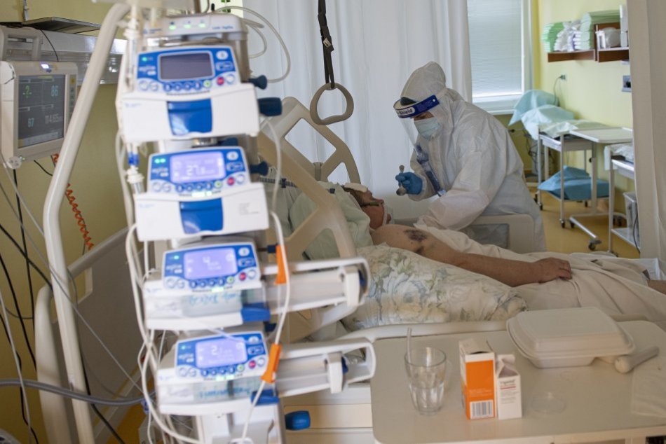 Ilustračný obrázok k článku Nemocnica v Nitre hlási ďalšiu obeť covidu: Šytria pacienti sú na pľúcnej ventilácii