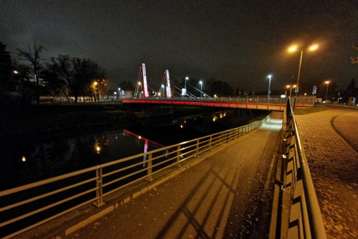 Ilustračný obrázok k článku Chrenovský most zmení farbu: Svietiť bude na červeno