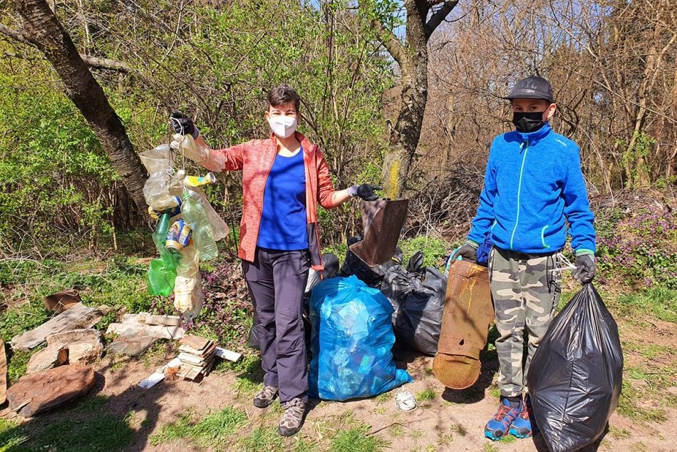 Ilustračný obrázok k článku Zo Zobora vyniesli 2 tony odpadu: Našli sa aj vyhodené rúška a respirátory, FOTO
