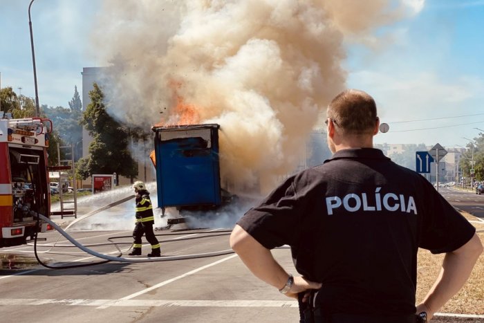 Ilustračný obrázok k článku Policajtov zarazilo správanie vodičov pri požiari prívesu: Toto NIKDY nerobte!