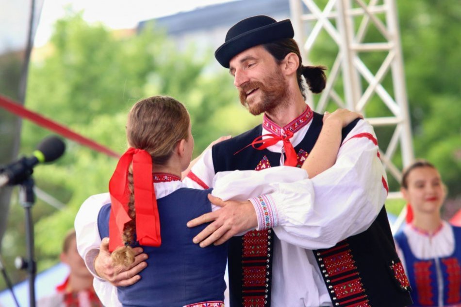 Ilustračný obrázok k článku Folklórny sviatok: Pod Zoborom odštartoval festival Akademická Nitra, FOTO