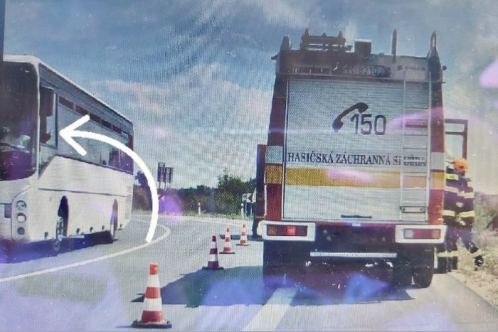 Ilustračný obrázok k článku Políciu nahneval vodič autobusu: Spomalil, aby si natočil nehodu motorkára!