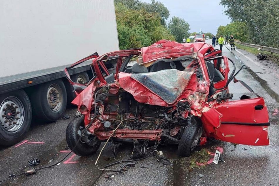 Ilustračný obrázok k článku Tragická zrážka s kamiónom: Pri dopravnej nehode zomrel POLICAJT!