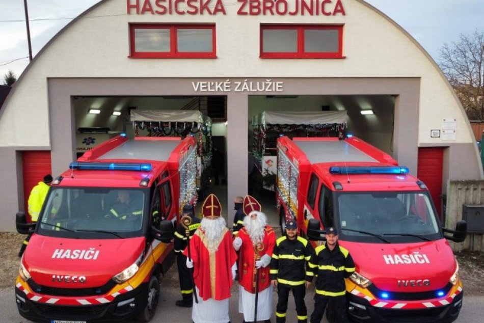 Ilustračný obrázok k článku V obci pri Nitre mali DVOCH Mikulášov: S rozdávaním balíčkov im pomohli hasiči, FOTO