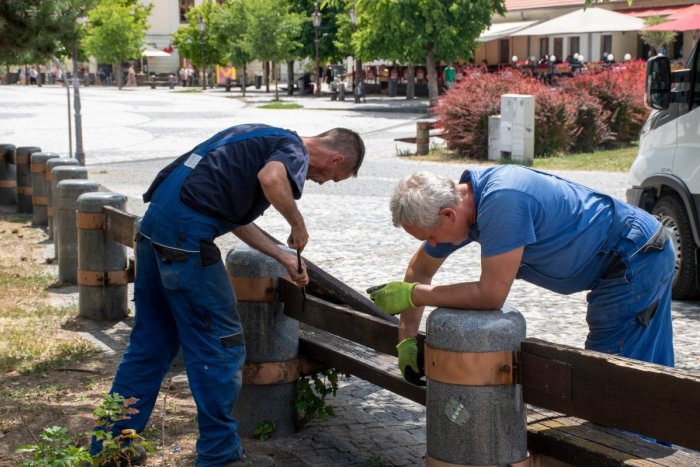 Ilustračný obrázok k článku Mesto obnoví lavičky na Svätoplukovom námestí: Pribudnú aj mobilné kvetináče