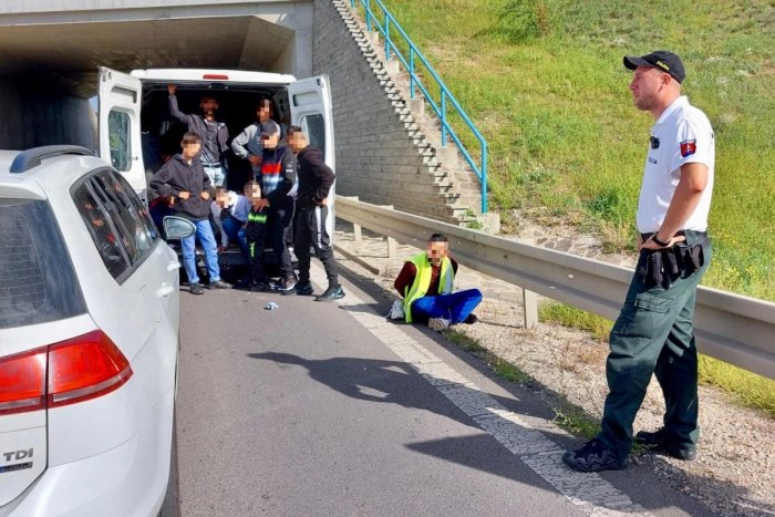 Ilustračný obrázok k článku Šialená naháňačka v Nitre: Dodávku s migrantmi zastavili až PRESTRELENÉ pneumatiky