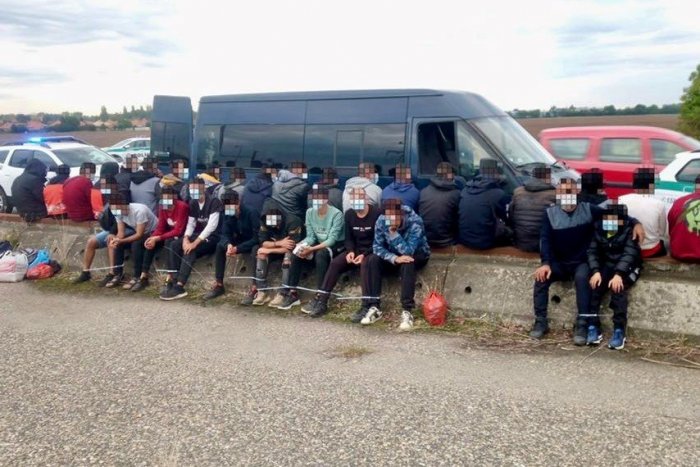Ilustračný obrázok k článku V Nitrianskom kraji chytili ďalších migrantov: V dvoch dodávkach sa viezlo 54 ľudí!
