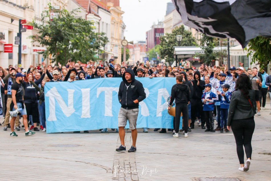 Ilustračný obrázok k článku Vlajky, bubny a klubové dresy: Ako vyzeral pochod fanúšikov HK Nitra? FOTO