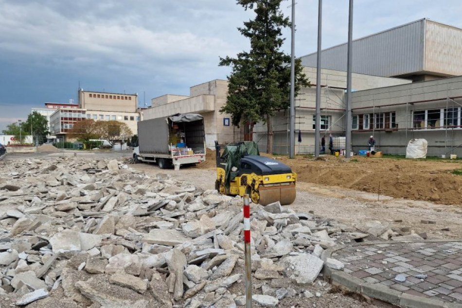 Ilustračný obrázok k článku Práce sa rozbehli: Topoľčany revitalizujú priestor v centre mesta, FOTO