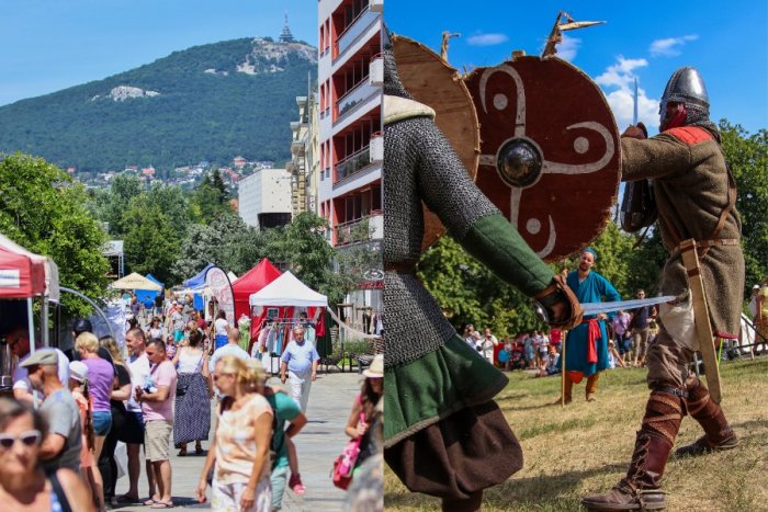 Ilustračný obrázok k článku Nitra ožije CELOMESTSKÝMI slávnosťami: PROGRAM prinesie jarmok aj festival pod hradom