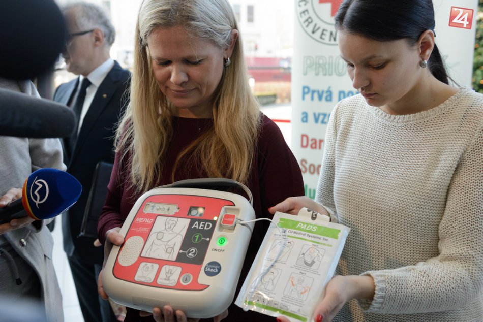 V nákupnom centre v Nitre pribudol defibrilátor: Pomôcť ním môže aj laik