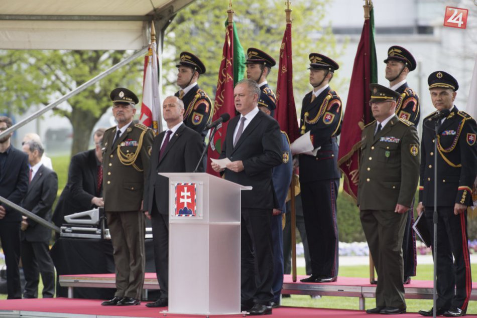 Veľká pocta: Vojenský útvar z Nitry si prevzal bojovú zástavu od prezidenta, FOT