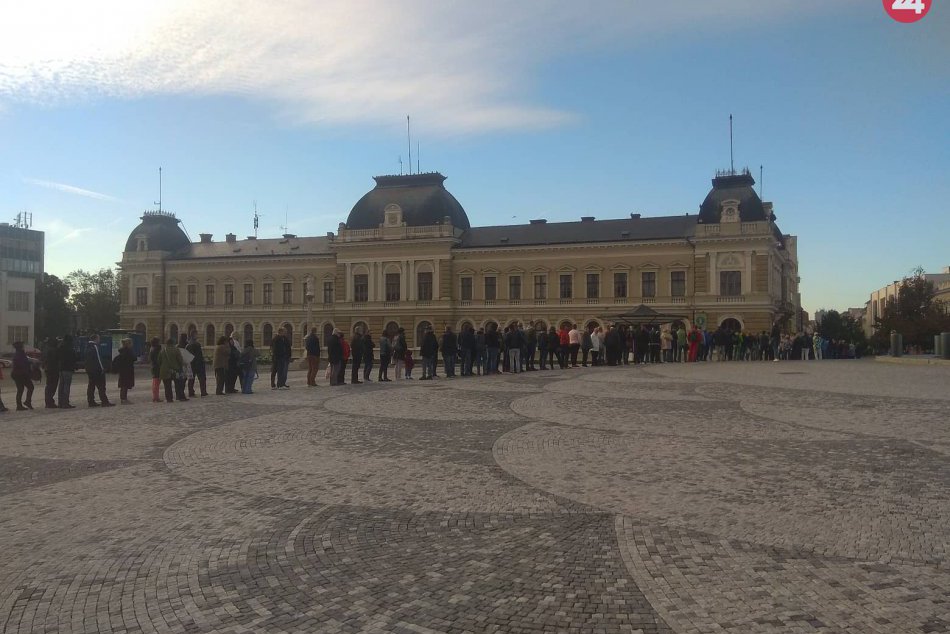 FOTO: Stovky ľudí čakali na spustenie predaja eurobankovky s Nitrianskym hradom