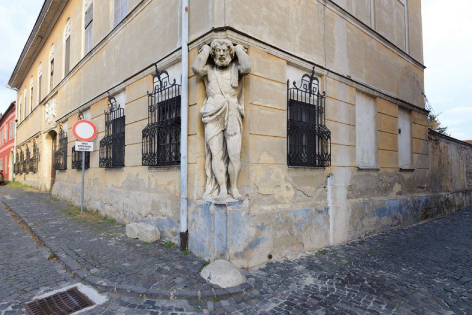 Legendy o Corgoňovi sú stále živé: Jeho socha má už takmer 200 rokov