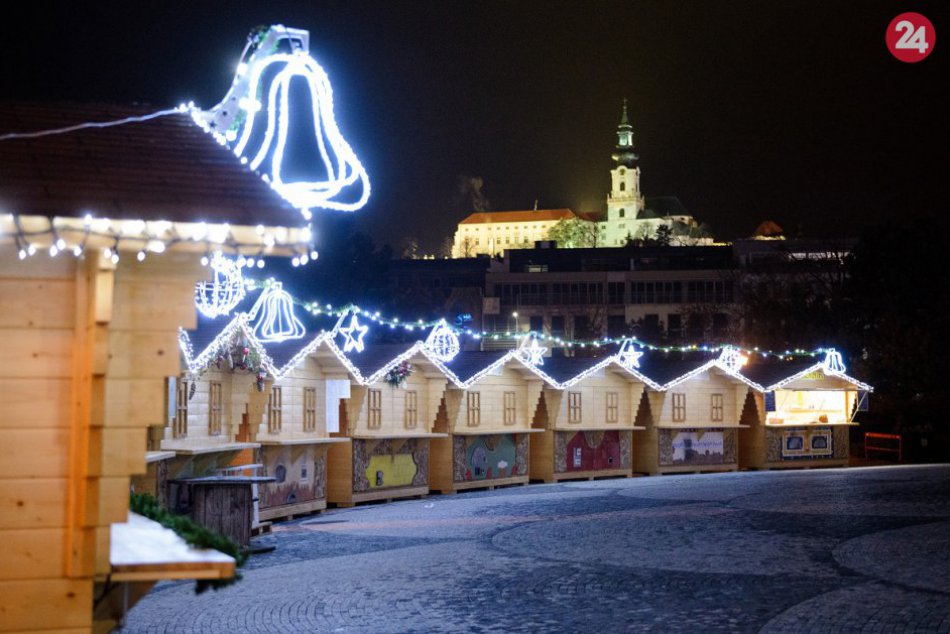 Vianočný stromček v Nitre opäť svieti: Užite si atmosféru mestečka, FOTO