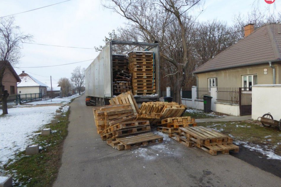 Nitrianski colníci darovali 382 drevených paliet: Pomôžu charite s vykurovaním