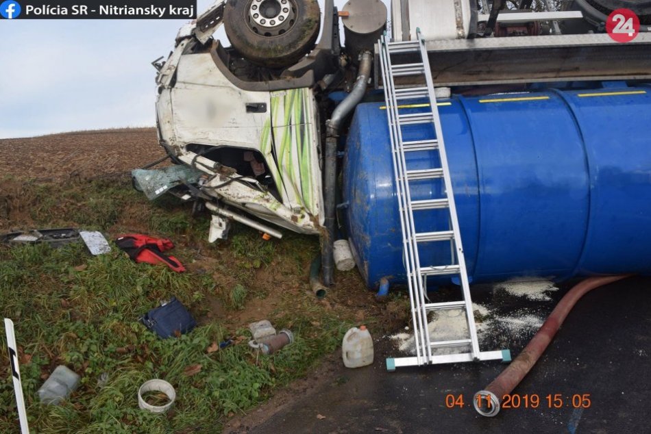 Kuriózna nehoda pri Nitre: Fekálne vozidlo skončilo na streche, FOTO