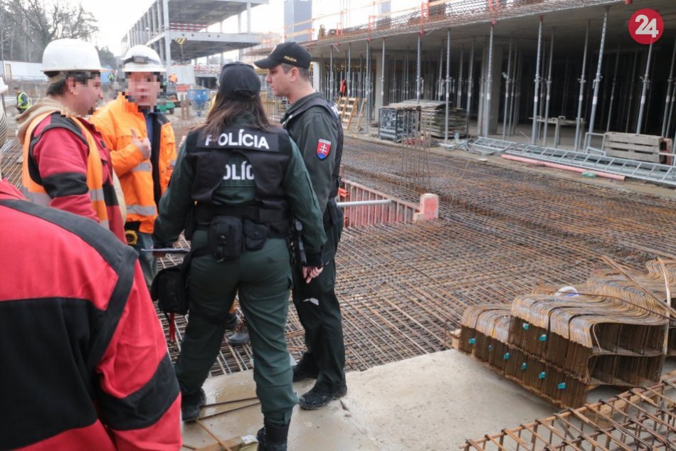 FOTO z veľkej policajnej kontroly na stavbe v Nitre