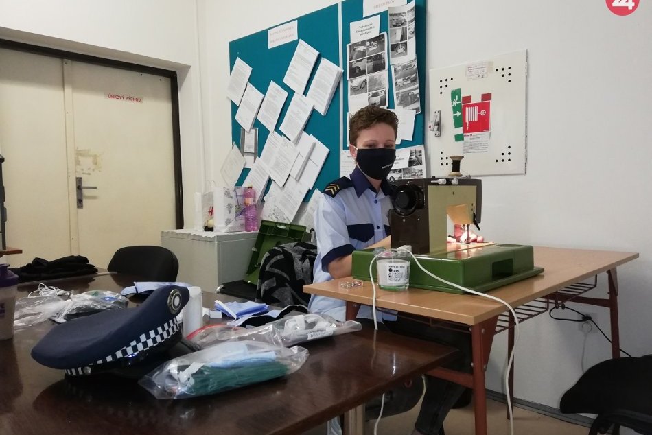 Zbraň vymenila za šijací stroj: Mestská policajtka vyrába rúška, FOTO