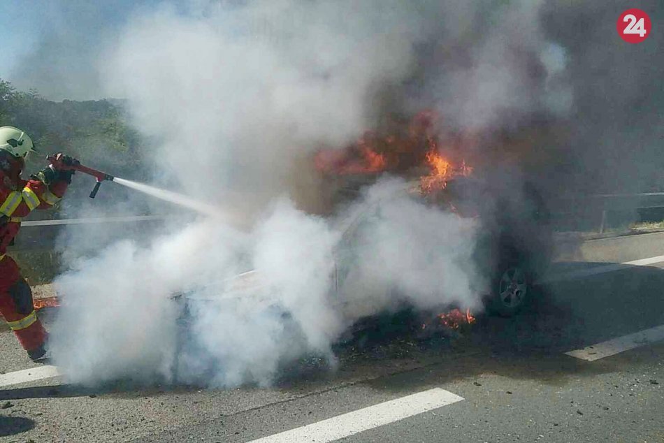 Dráma na R1: Osobné auto zachvátili plamene