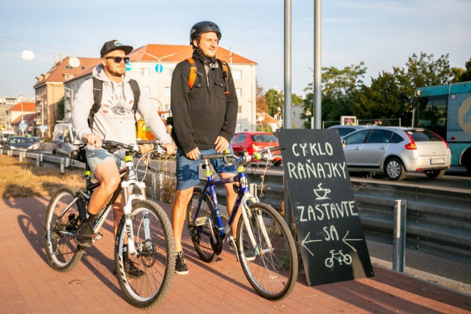 Vytiahnuť bicykel sa im oplatilo: Cestou mestom čakali cyklistov chutné raňajky