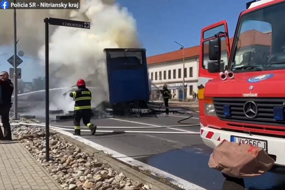 V centre Nitry horel náves nákladného auta